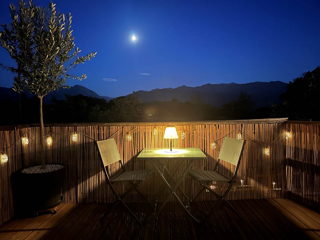 Repas sur la terrasse face aux Pyrénées