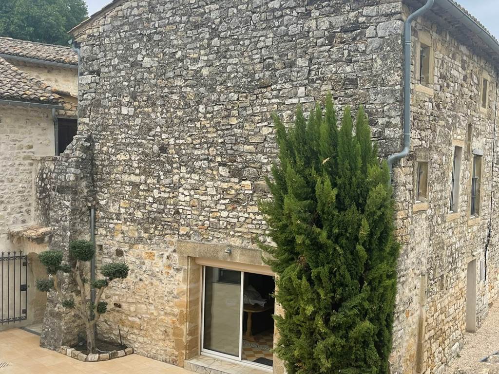VUE DE LA MAISON D'INVITÉS DEPUIS LA TERRASSE INTERIEURE