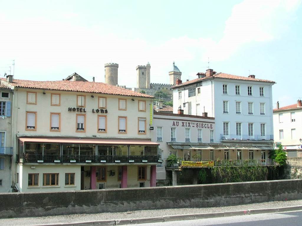 La façade et la Véranda en bord d'Ariège