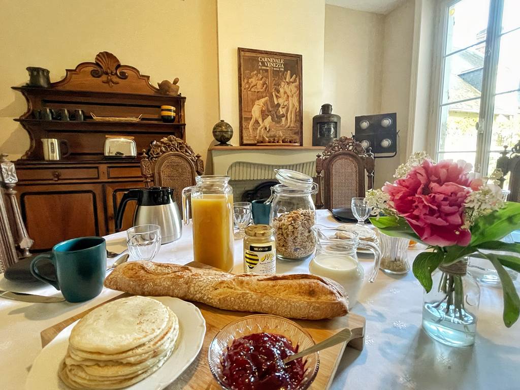 LA MAISON VOYAGE - Petit déjeuner continental dans la salle à manger