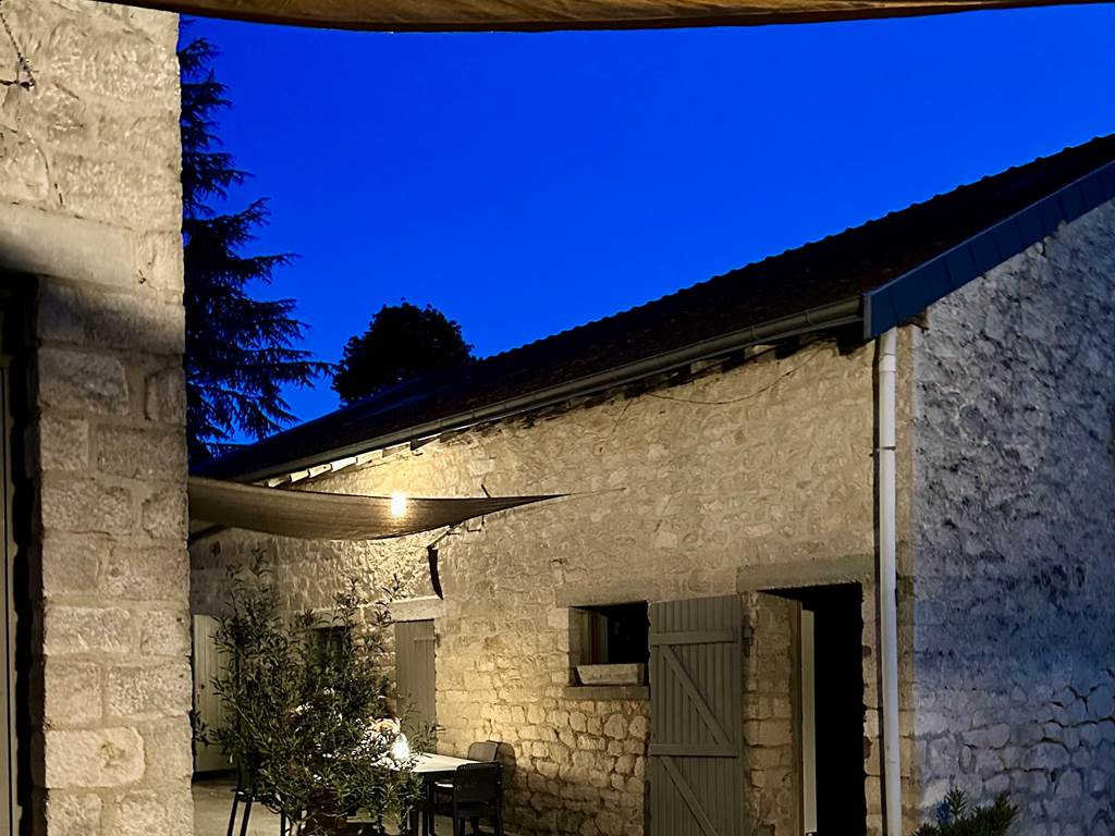 COUR INTERIEURE DES GITES EN SOIREE