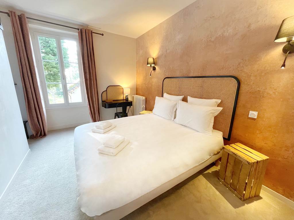 La Maison Voyage 41 -  vue lit et bureau - Chambre Jardin