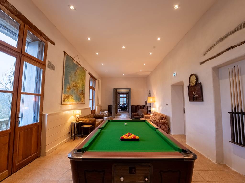 LE CHÂTEAU - RDC -  Salon avec billard et jeux