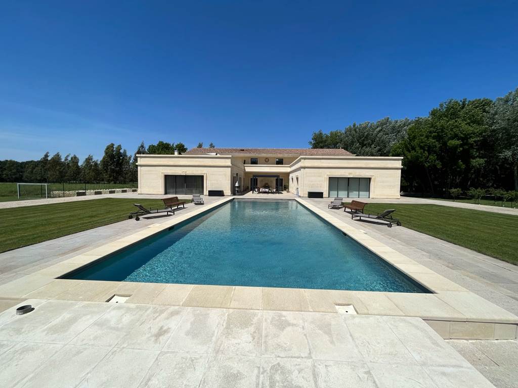PISCINE DEVANT MAS