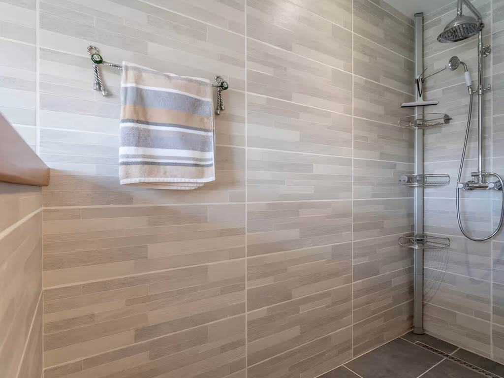 salle-de-bain-ensoleillee-vue-fenetre-gite-famille