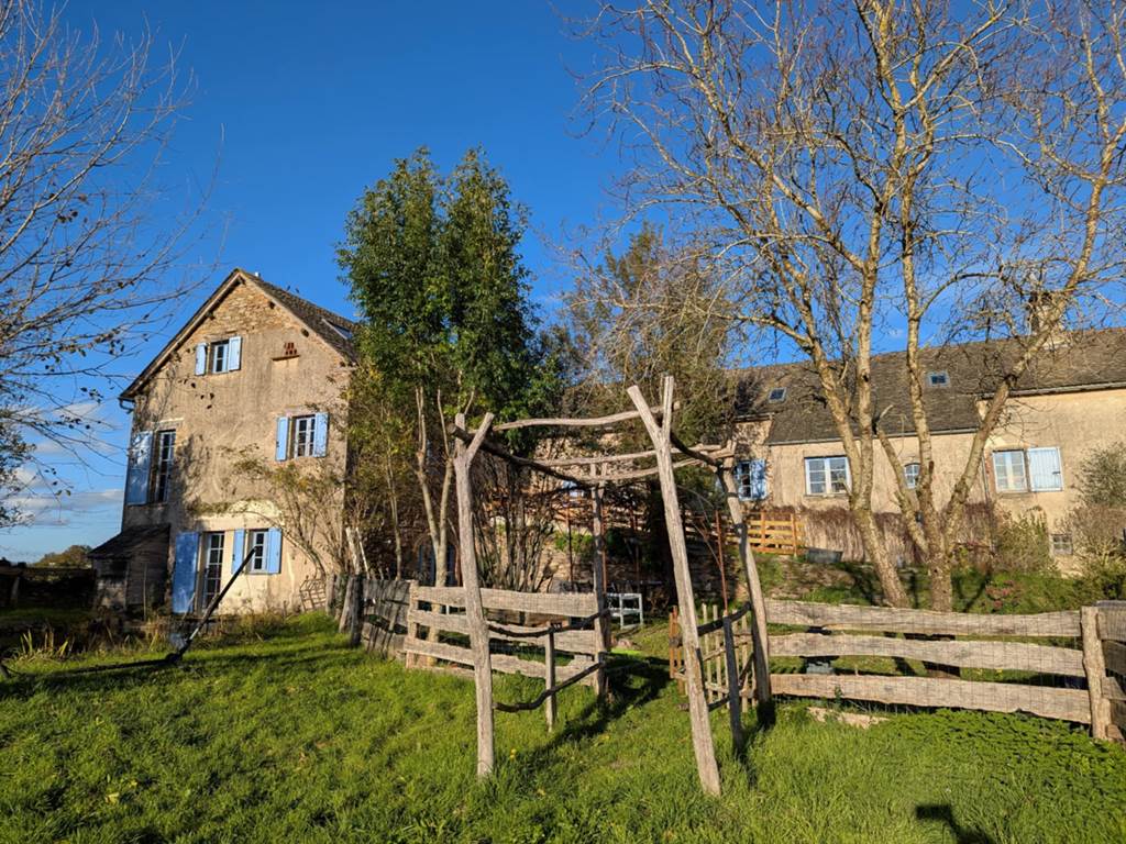 maison-hotes-ferme-ancienne-exterieur-nature-bois-centres-aveyron-saisonnee.jpg