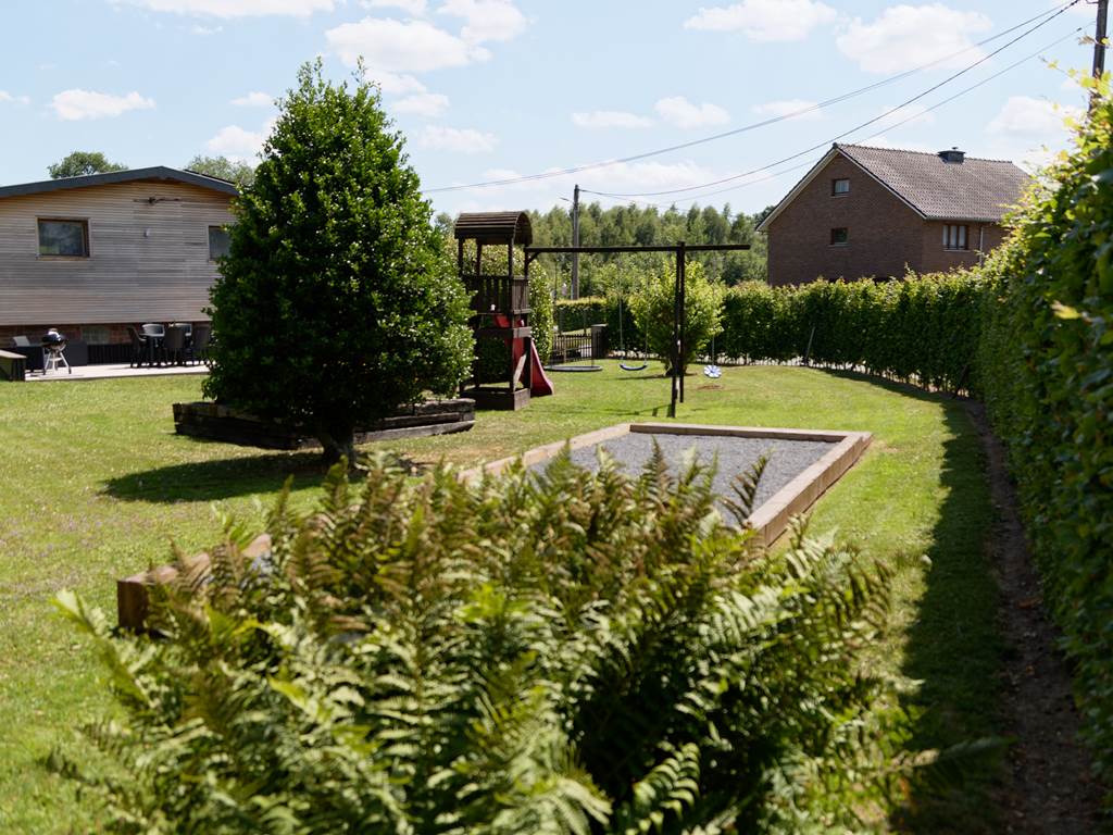 Le chalet du Ménobu 'L'aire de jeux et la piste de pétanque'