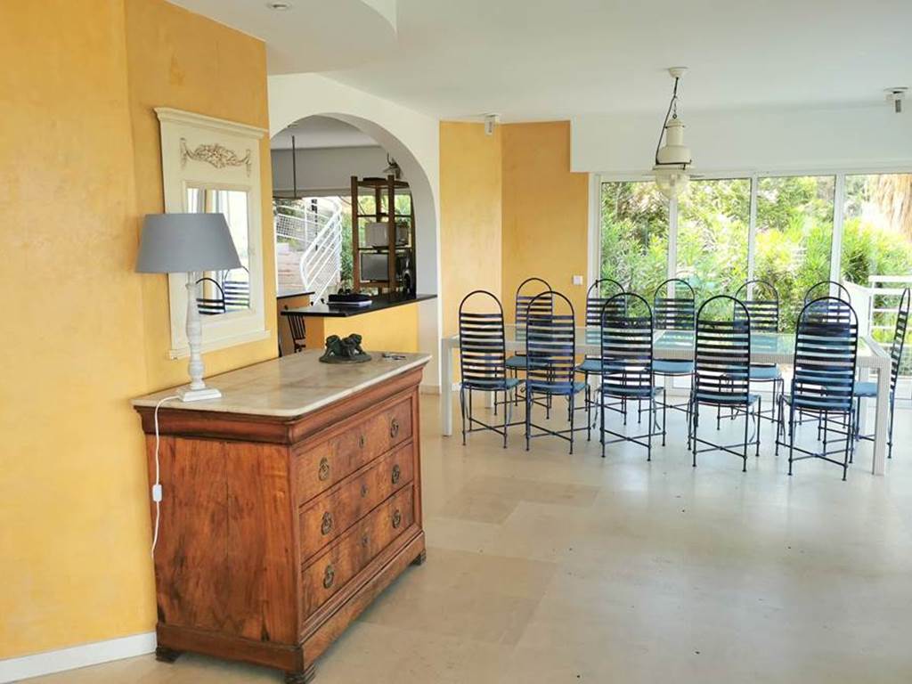 Grande pièce à vivre avec salle à manger