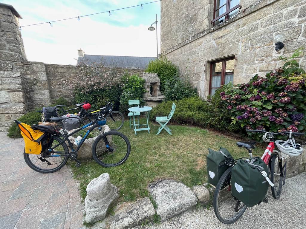 Accueil vélo devant le Grand Gîte