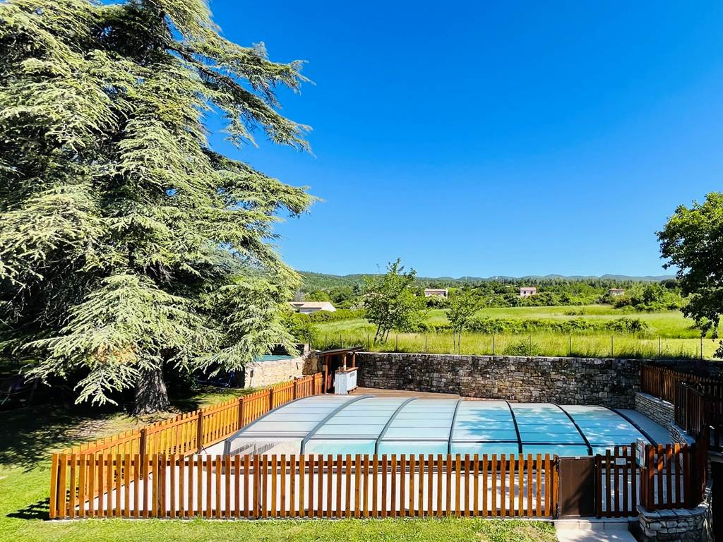 La piscine avec son nouvel abri