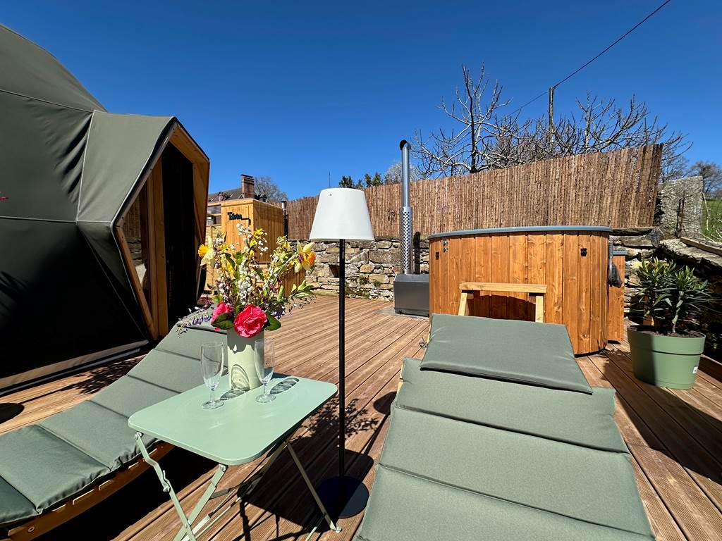 Terrasse aménagée avec bains de soleil face à la nature