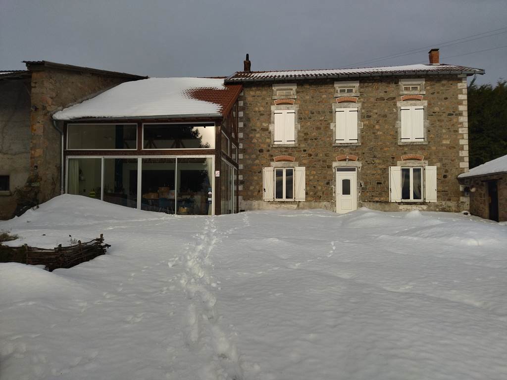 La Halte du Pèlerin, façade sous la neige