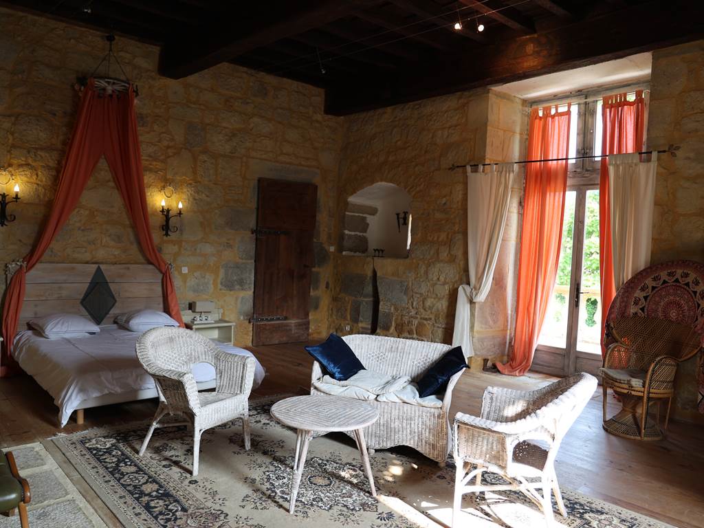 Chambre des Peyronnenc : chambre d'hôtes romantique dans le cadre historique du Lot.