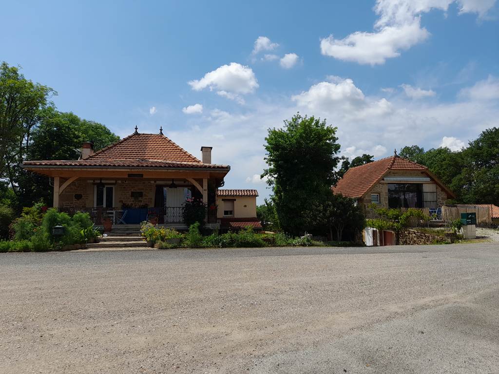 Grand parking devant les gites