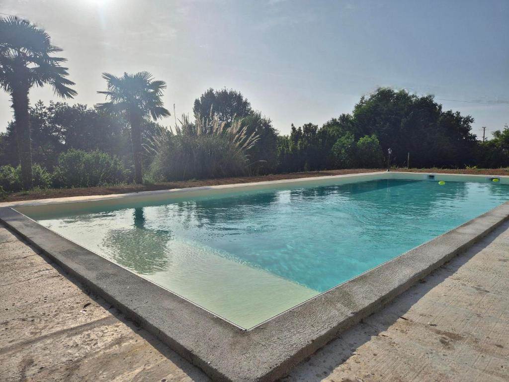<img src="piscine-hacienda-soubran.jpg"       alt="Piscine extérieure de L’Hacienda de Soubran entourée de jardin"       title="Piscine et jardin de L’Hacienda de Soubran, Charente-Maritime">