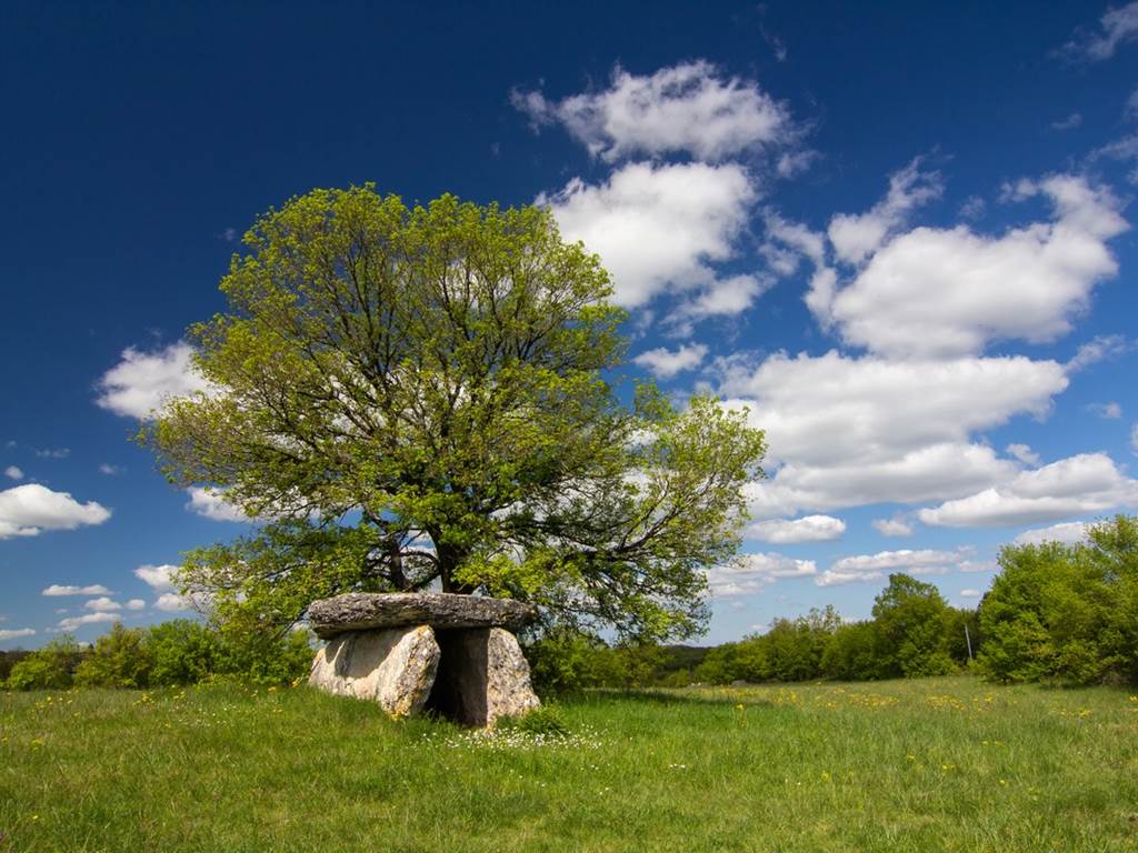 Dolmen à Varaire au printemps © Lot Tourisme - C. Novello