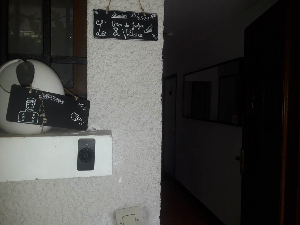 Le-concierge-du-Gîte-les-Gîtes-de-josefine-et-voltaire-ornex-ferney-voltaire-geneve-mont-blanc-jura-aeroport-de-geneve