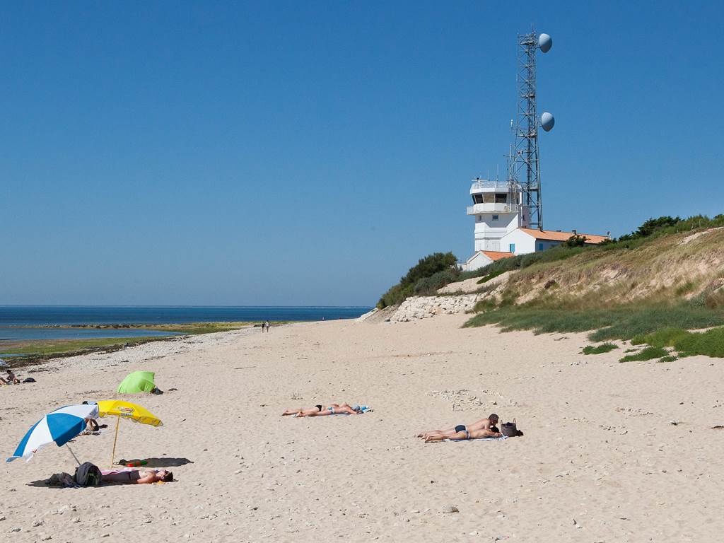 petite plage sauvage du canot de sauvetage - camping les baleines