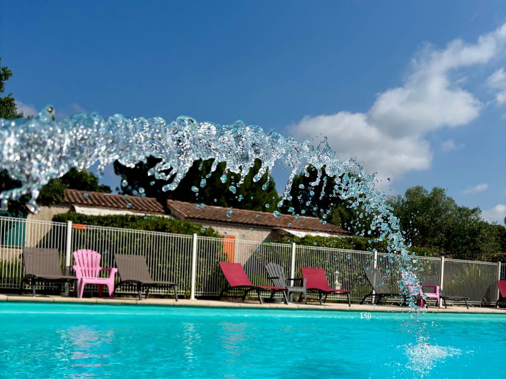 Les Mazets du Rouret - Jet d'eau à la piscine
