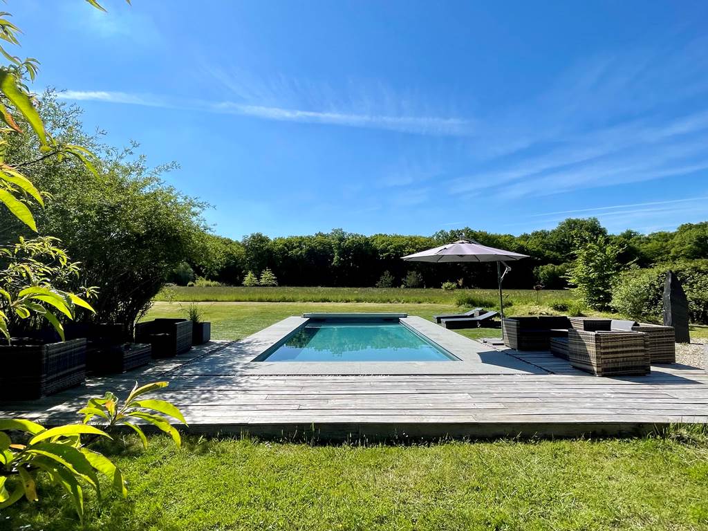 La Piscine Chauffée face au champ