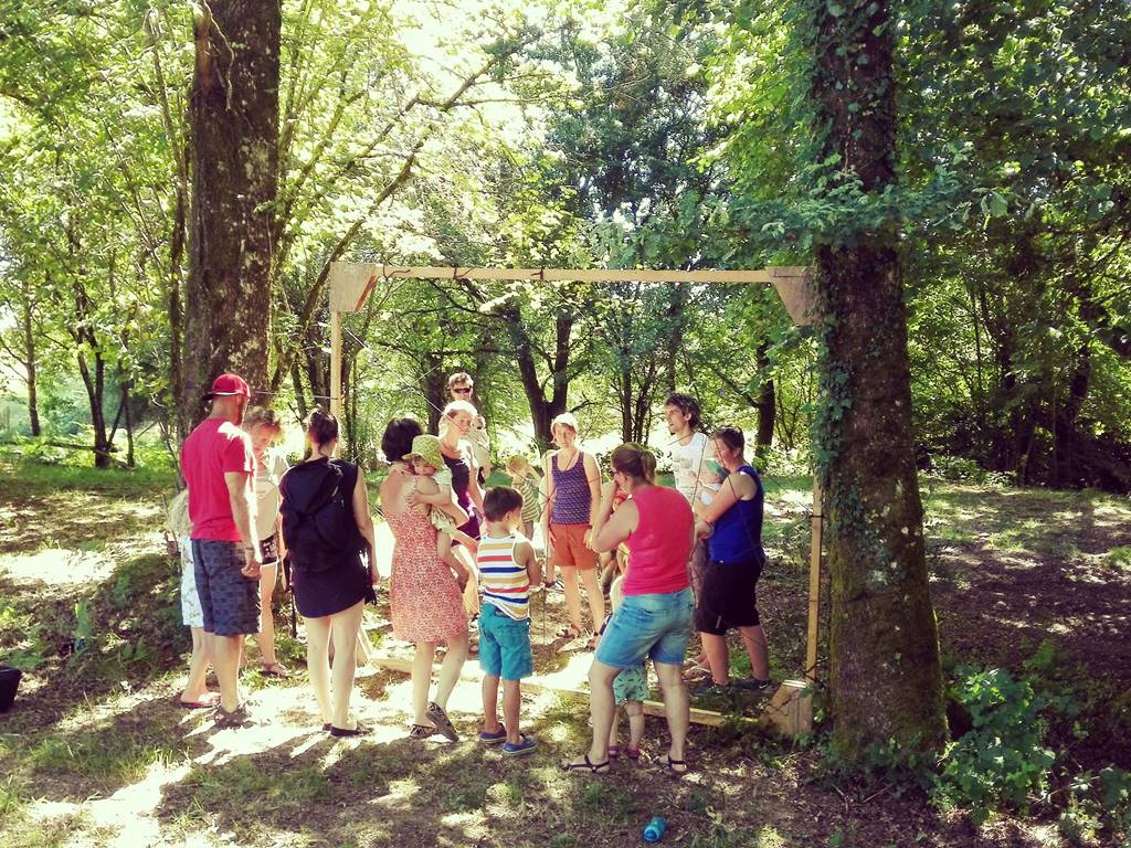 jeux coopératives dans les bois pendant l'été, samenwerkingsspelen tijdens de zomer, teambuilings activiteiten zomer
