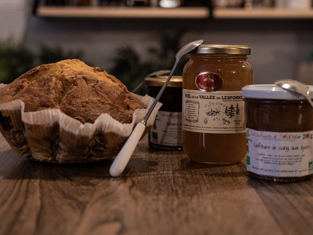 Tourtes de chez Nanou, miel de Lesponne, confiture de Solange pour savourer un bon goûter