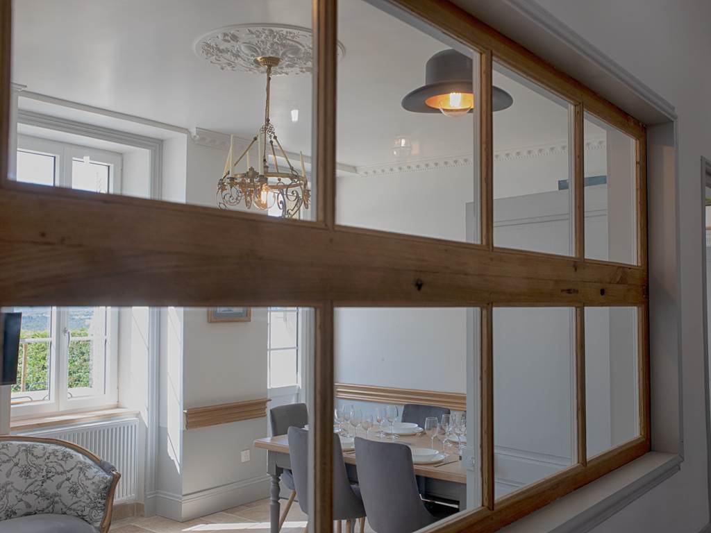 Verrière en chêne ancien dans le Manoir du Colombier gîte à 1h de Genève.