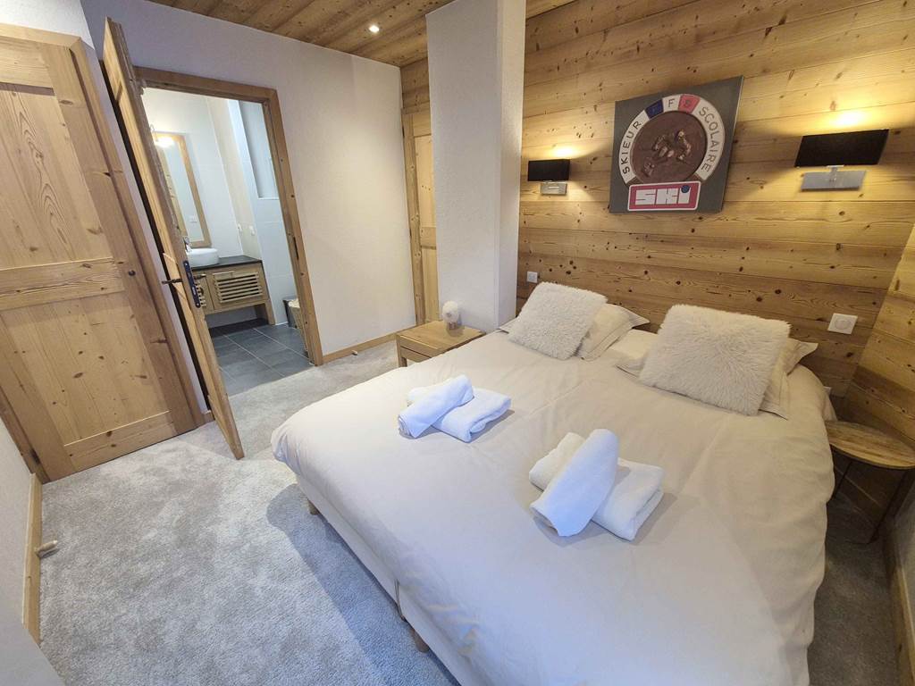 Chambre parentale (literie neuve, largueur 160)