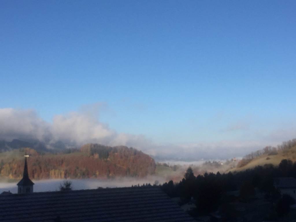 Clocher et brume sur Gruyères
