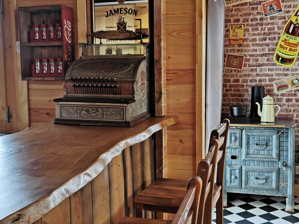 Bar style saloon en bois au Chalet Ouessant à Plouarzel, idéal pour des moments conviviaux en famille
