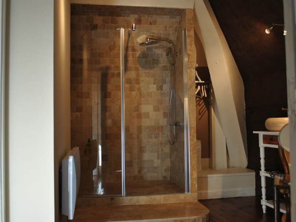 Chambre Travertin la douche façon hamam
