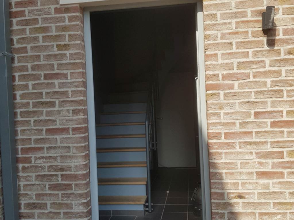 Entrée indépendante de l'appartement, situé au premier étage, boite à clés pour un accès autonome en cas d'absence des propriétaires.
