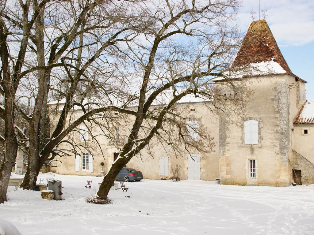 façade château de la Combe en hiver
