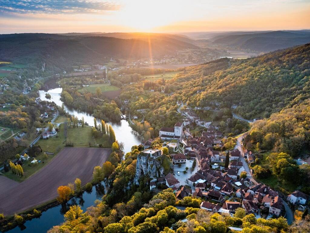 230421072832 Soleil levant sur Saint-Cirq-Lapopie - vue drone Cyril Novello - Lot Tourisme_1024x886