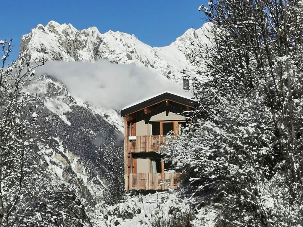 Le chalet- en arrière plan les mamelles de Beaune versant Ouest de la Vanoise