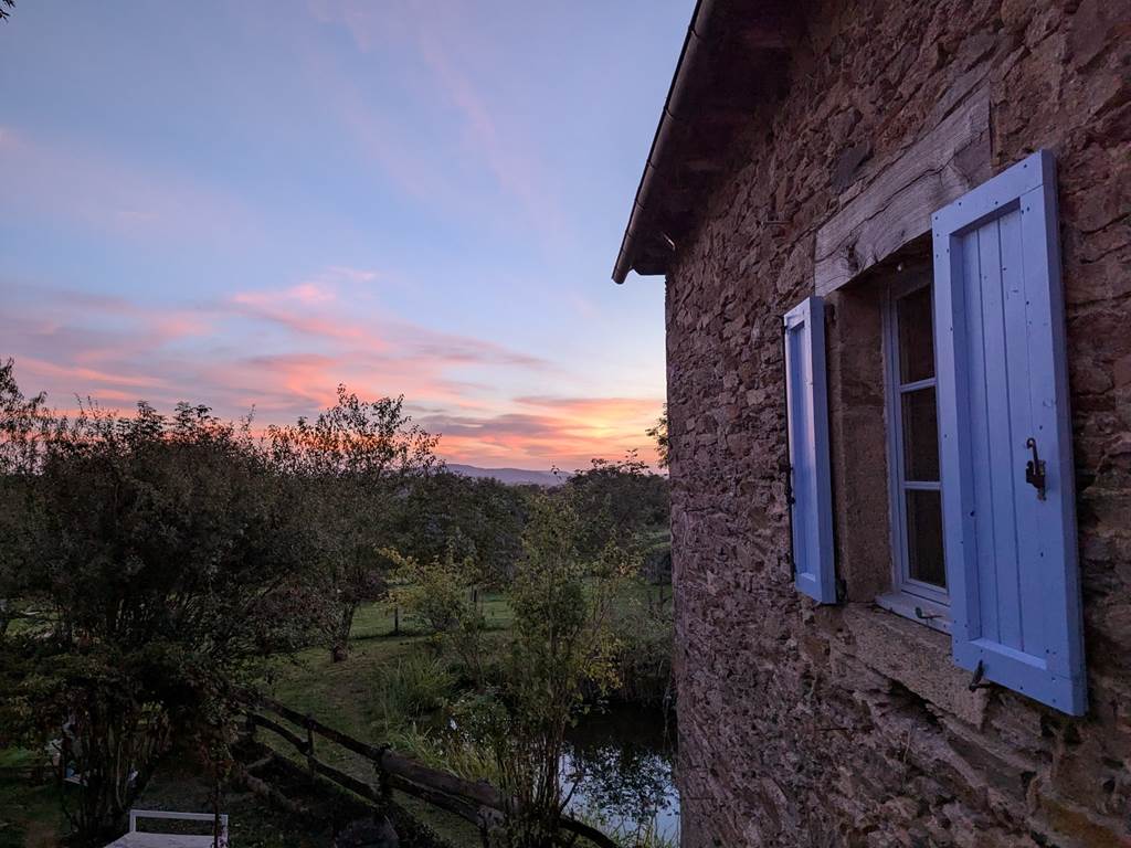 maison-hotes-saisonnee-coucher-soleil-batisse-bien-etre-aveyron.jpg