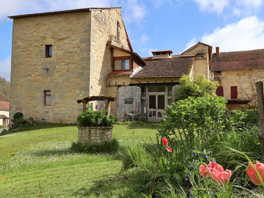 Hébergement de groupe au Château de Saint-Chamarand : location de gîtes de charme et chambres d'hôtes de caractère dans le Lot.