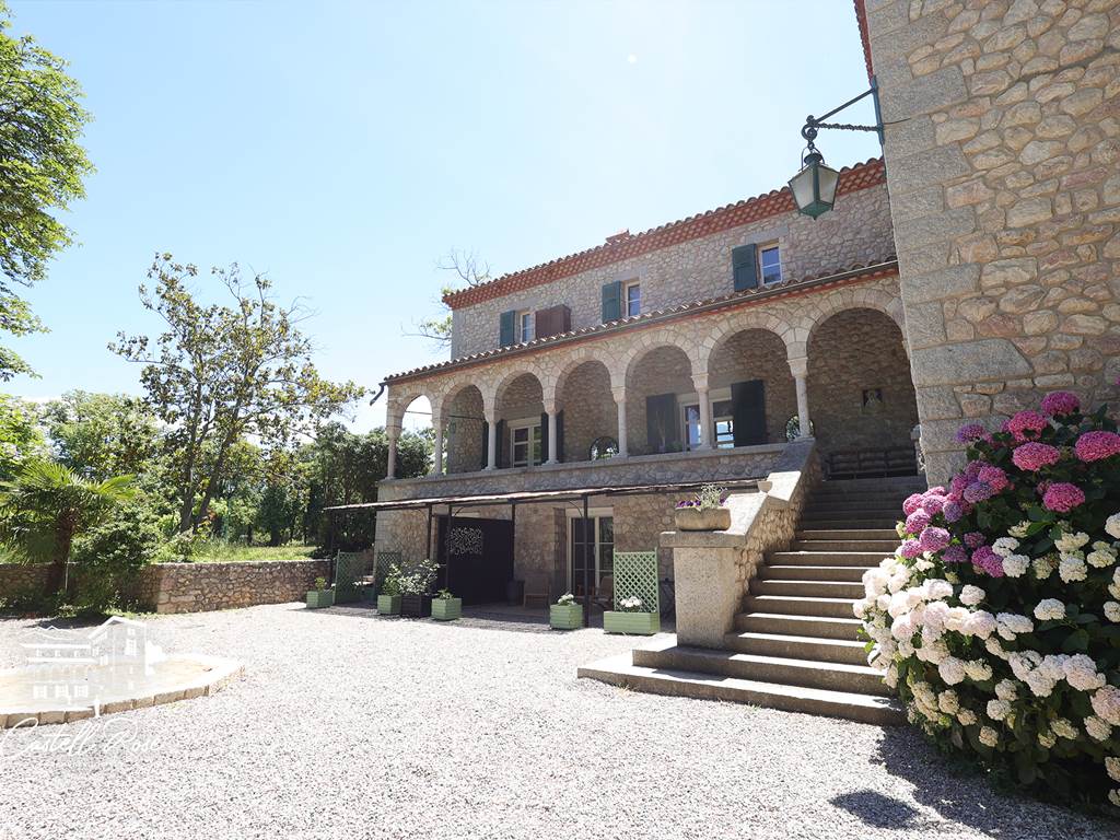 Arrivée grand escalier