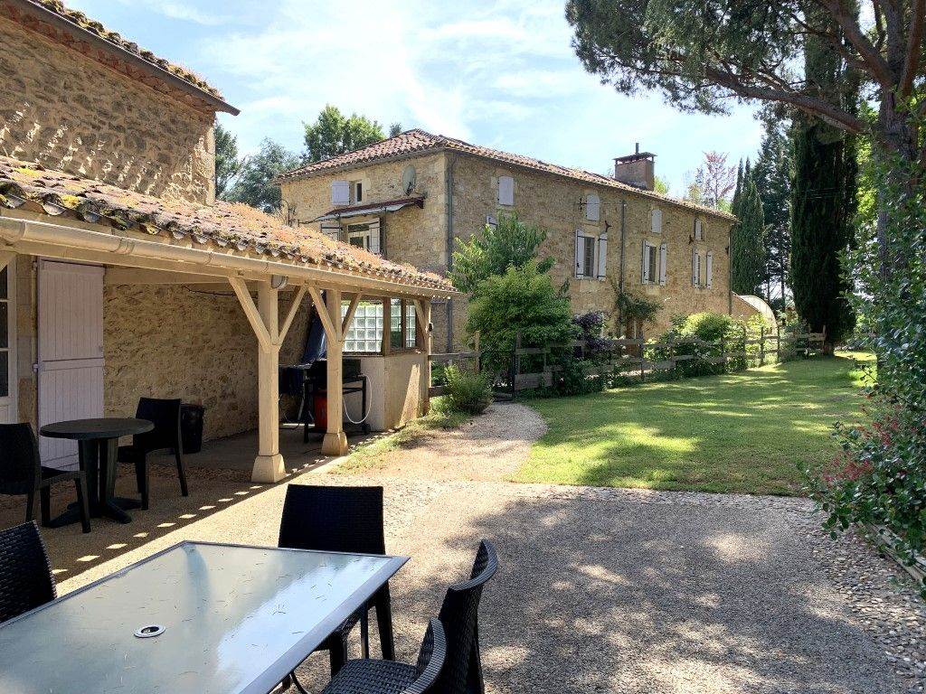 Domaine La Buissière "Le Gîte" la Terrasse et vue arrière "La Maison"