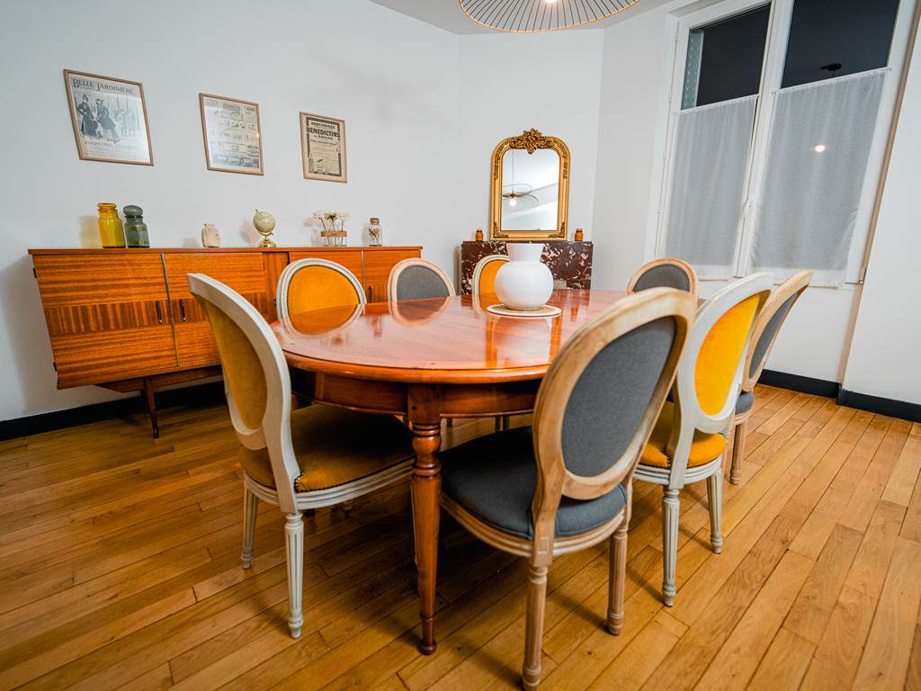 Salle à manger dans maison de charme