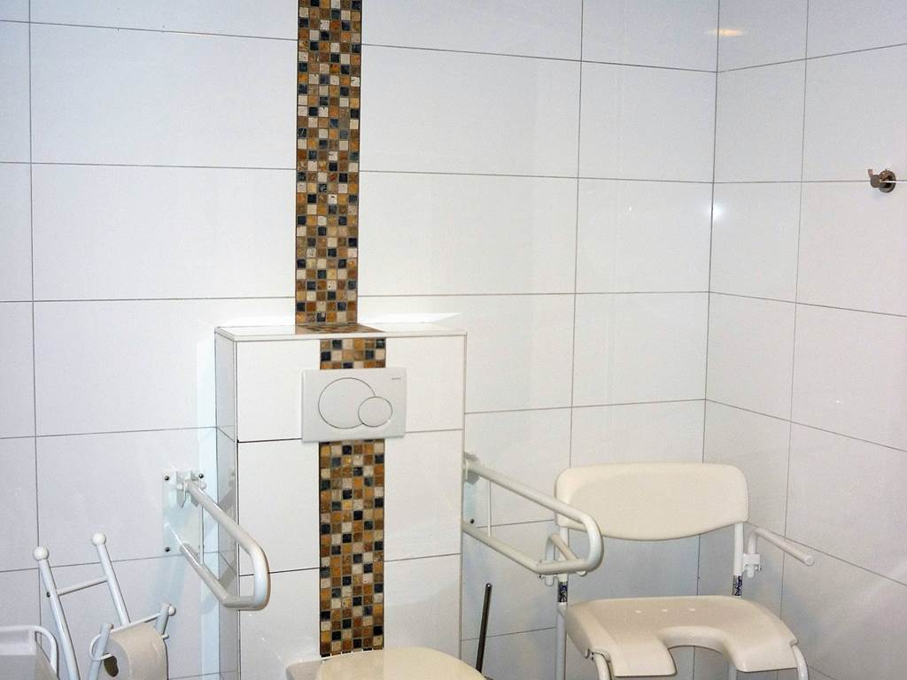 Une grande salle d'eau bien équipée pour les PMR