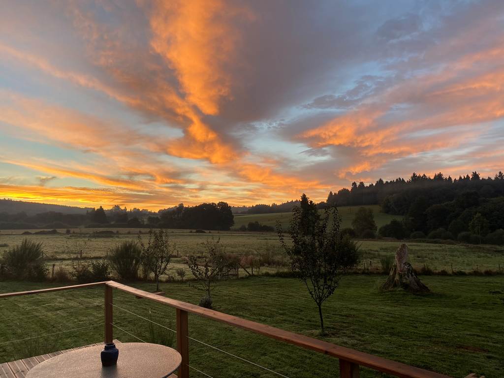 Les terres de la chouette, la Roulotte du Verger depuis sa terrasse