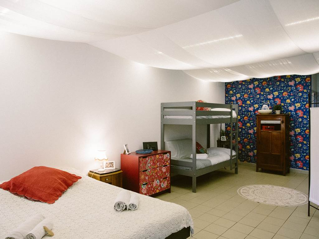 Chambre pour 5 personnes  / Lit double en 160 + Lit Superposé et Lit simple / salle de bain privative