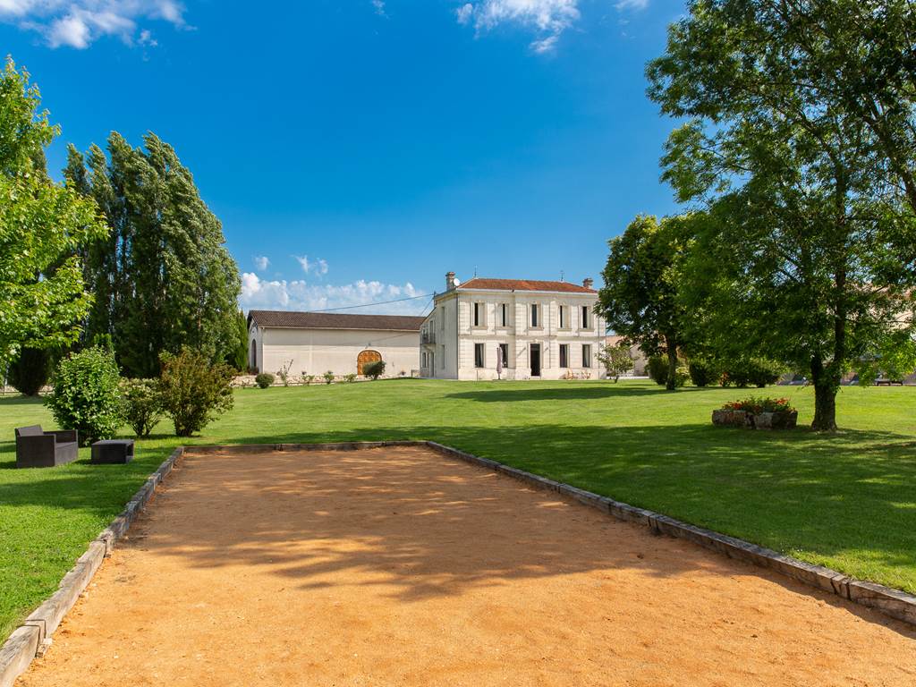 Maison de Jean, chambres d'hôtes de charme en Blaye Côtes de Bordeaux , Château Haut Bourcier avec terrain de pétanque
