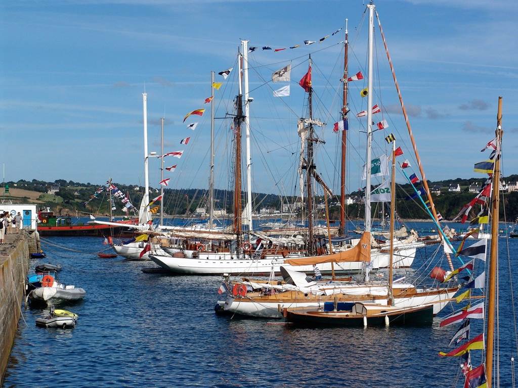 Les fêtes maritimes à Brest, à 20 minutes de Plouarzel, offrent une immersion bretonne authentique lors d’un séjour aux Chalets de Kerescar