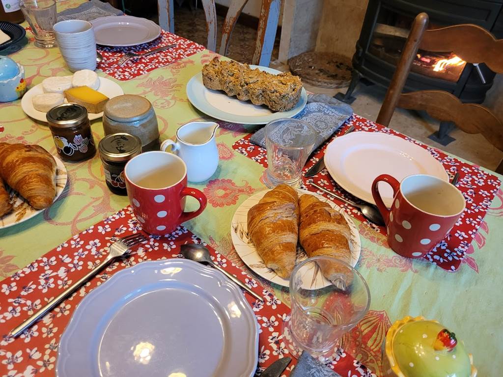 Petit déjeuner près du feu
