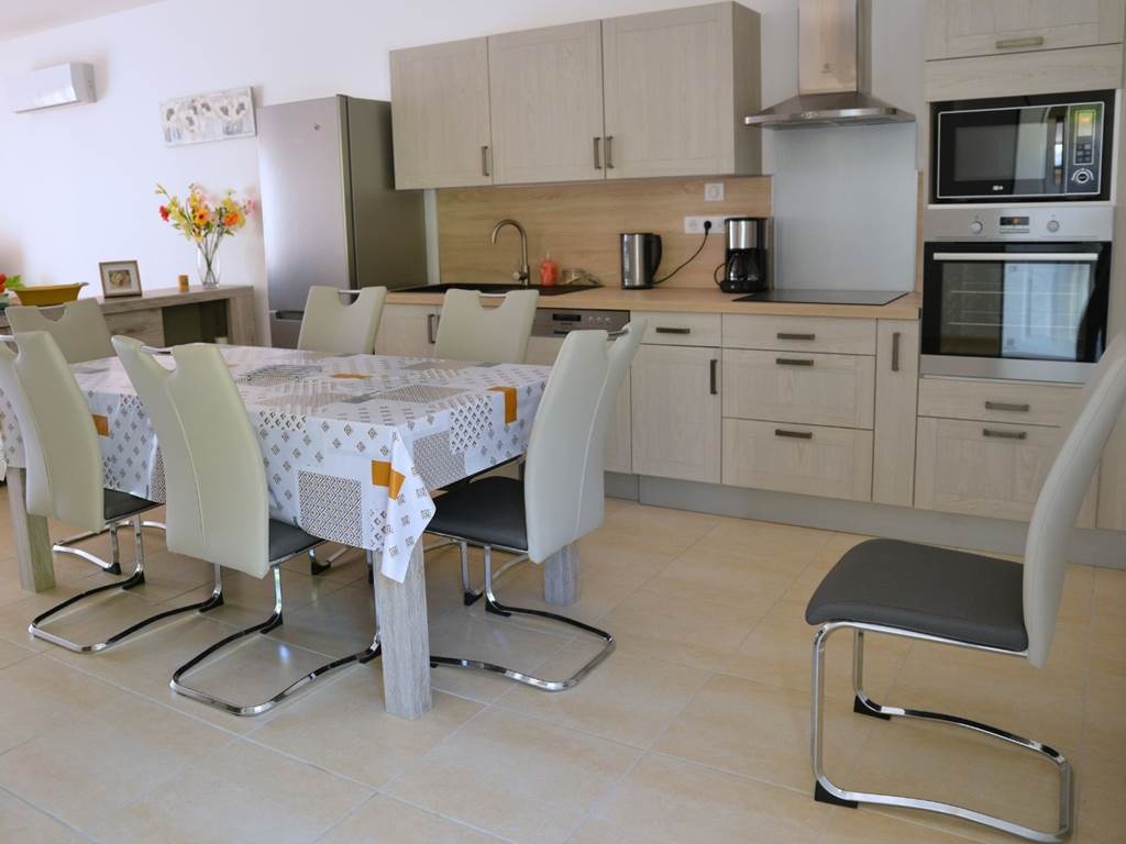 Cuisine toute équipée gite Ambroisie