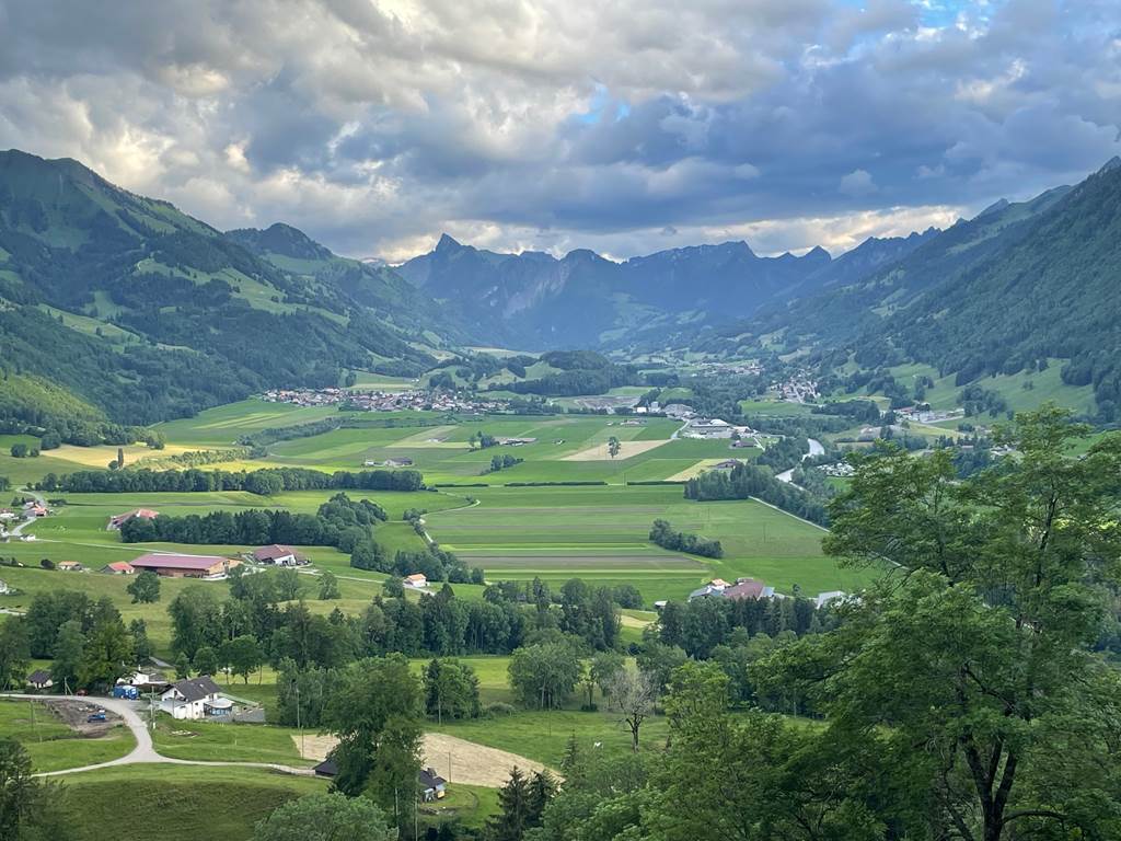 Vue sur vallée Intyamon et montagnes depuis Estavannens