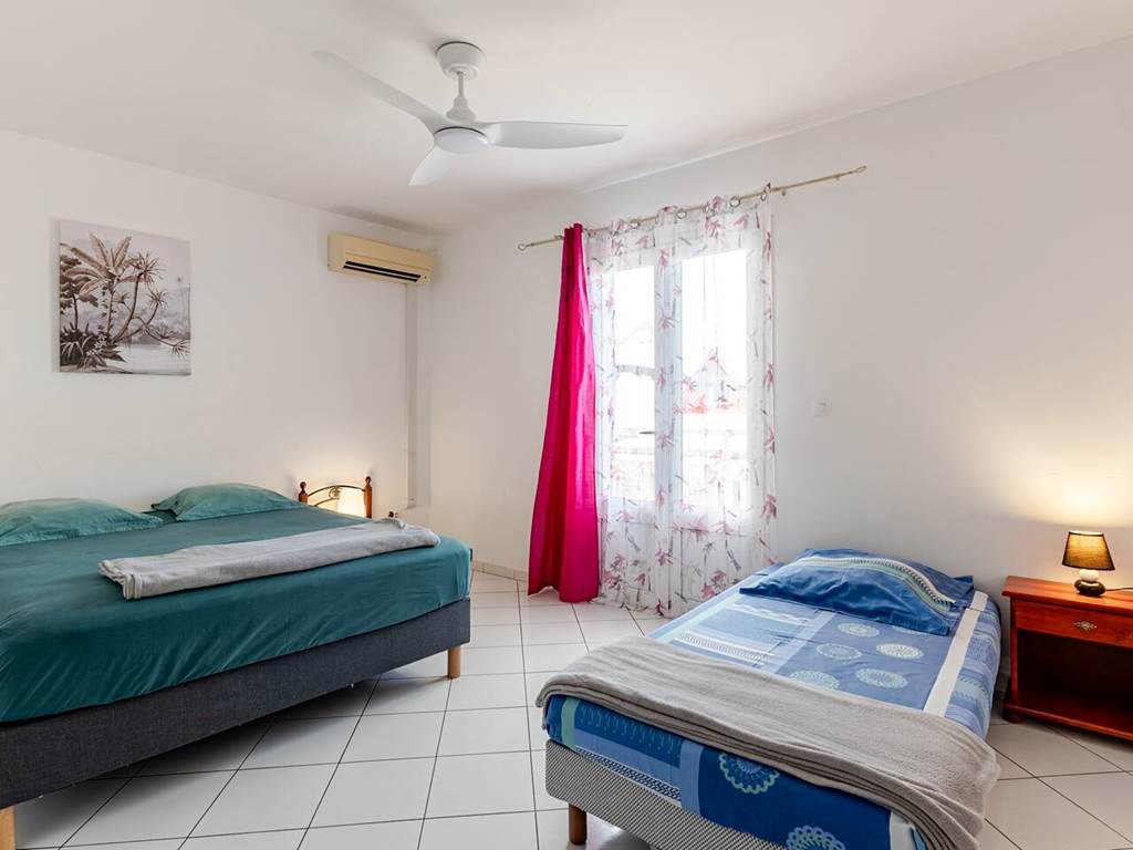 T3 Chambre 2 : lit 160/200 et 1it une place, climatiseur, ventilateur