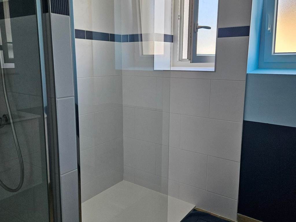Le Quai d'Neuf — Gîte de groupe en Creuse (15 personnes) - Salle d'eau double douche à l'étage